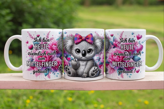 15 oz Tasse „Heute ziemlich nah am Mittelfinger gebaut“ – Für alle mit Haltung & Humor