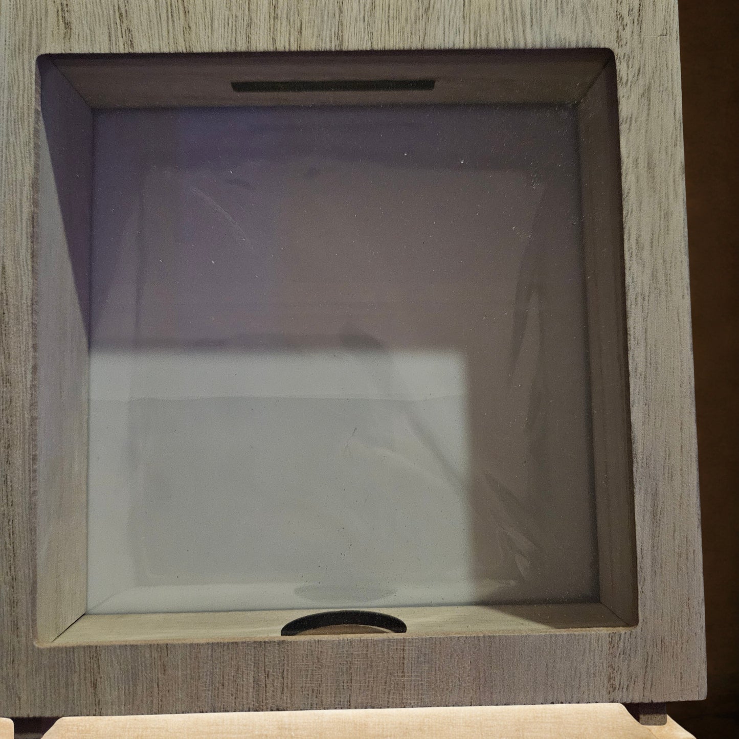 Spardose aus hellem Holzrahmen