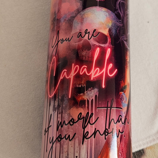 Tumblers ( Trinkflasche) 20 Oz  591 ml , Frau mit Totenkopf und einem Text .