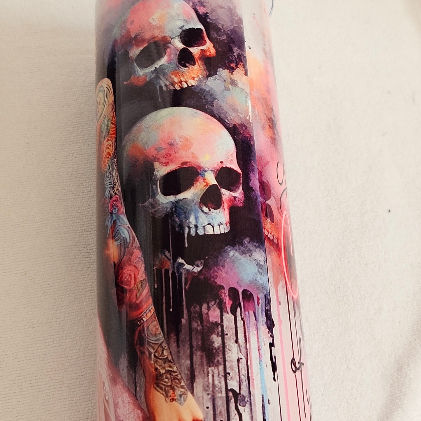 Tumblers ( Trinkflasche) 20 Oz  591 ml , Frau mit Totenkopf und einem Text .