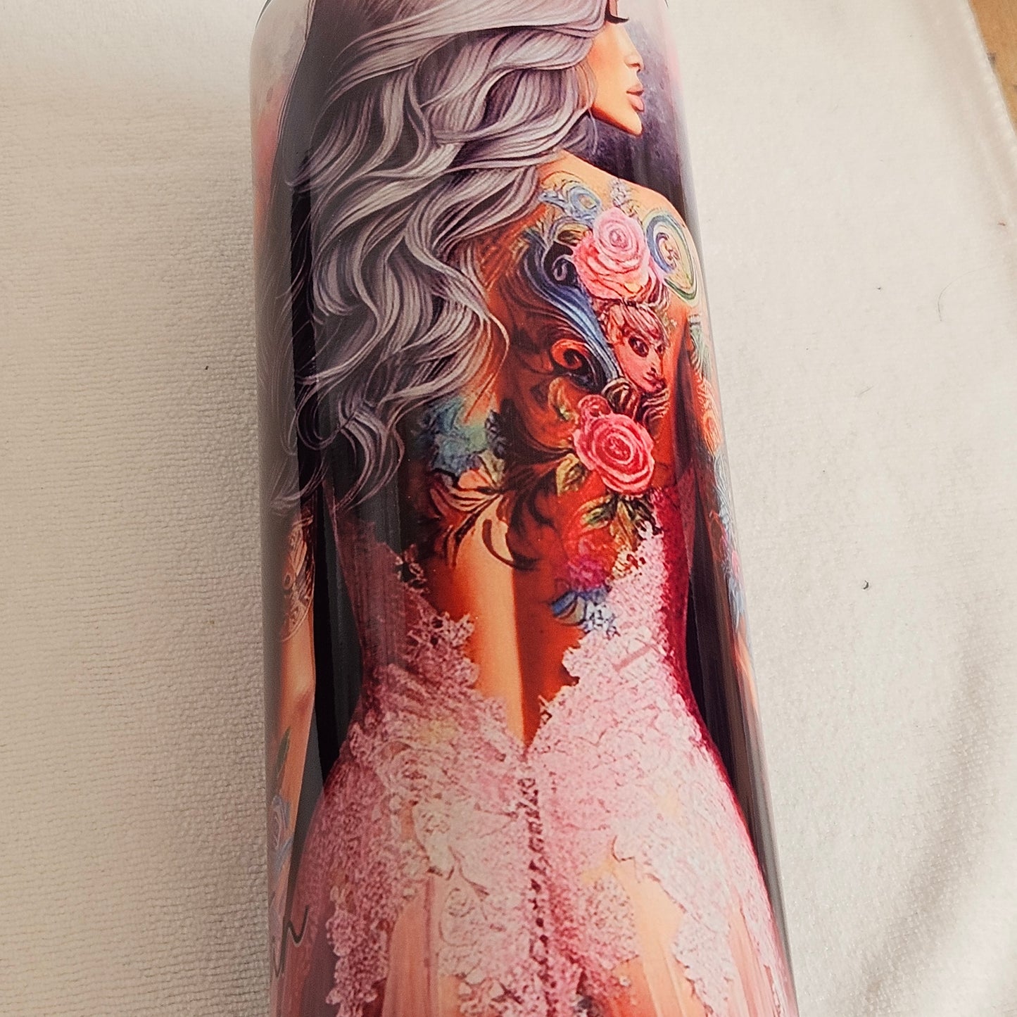 Tumblers ( Trinkflasche) 20 Oz  591 ml , Frau mit Totenkopf und einem Text .