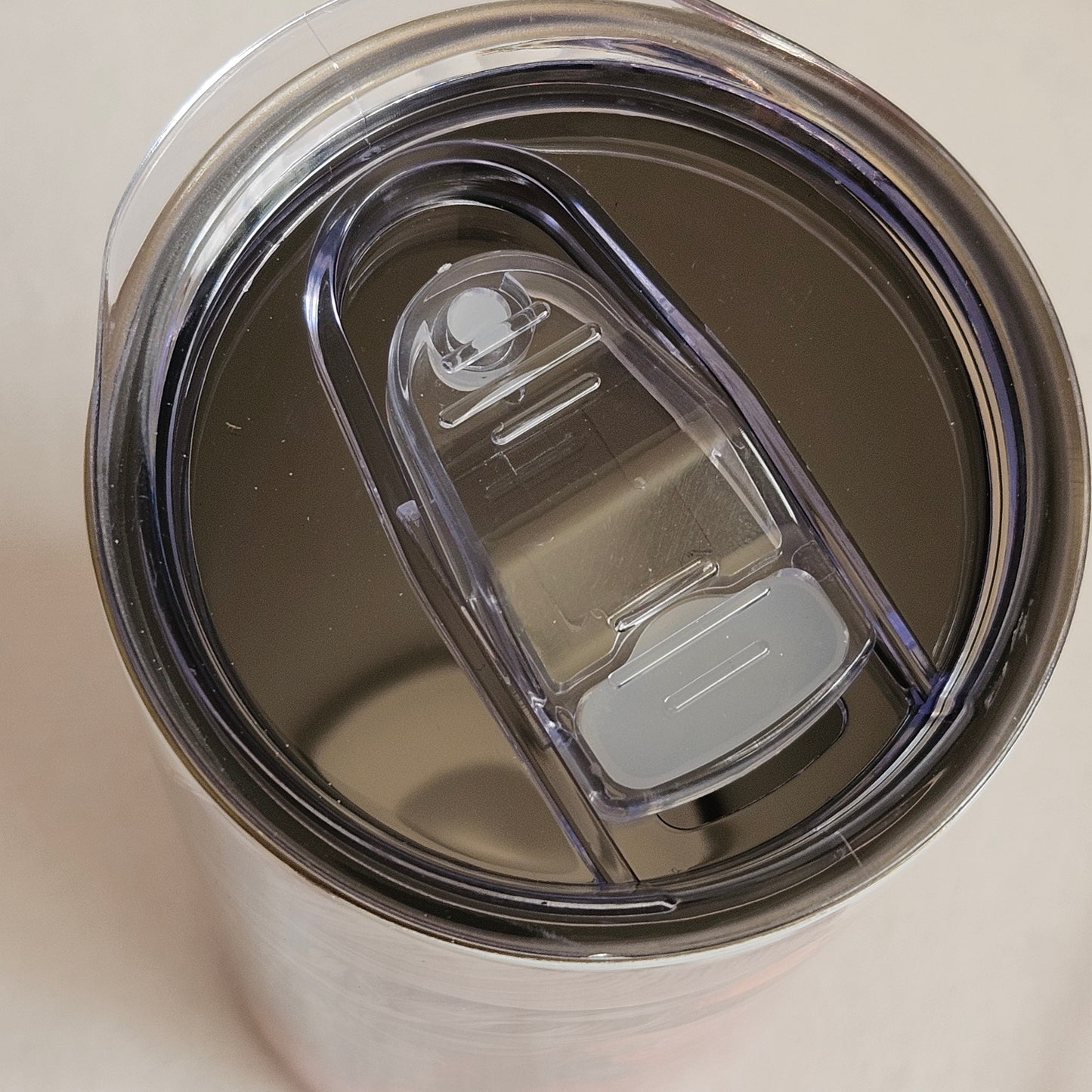 Tumblers ( Trinkflasche) 20 Oz  591 ml , Frau mit Totenkopf und einem Text .
