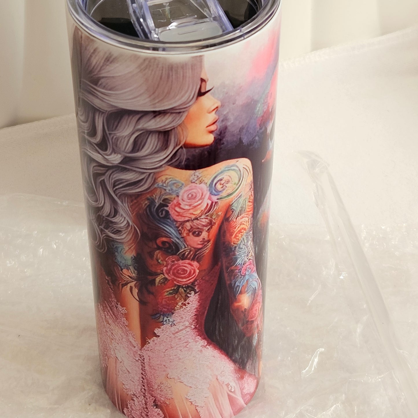 Tumblers ( Trinkflasche) 20 Oz  591 ml , Frau mit Totenkopf und einem Text .
