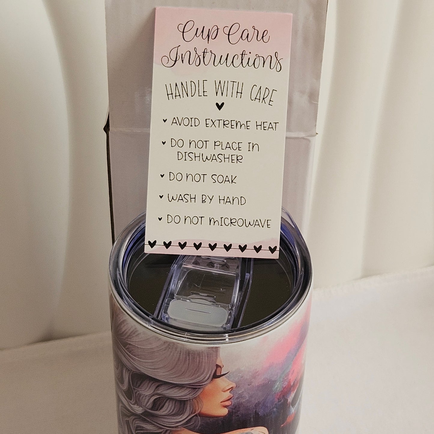 Tumblers ( Trinkflasche) 20 Oz  591 ml , Frau mit Totenkopf und einem Text .