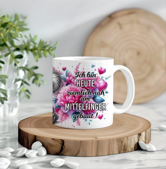 15 oz Tasse „Heute ziemlich nah am Mittelfinger gebaut“ – Für alle mit Haltung & Humor