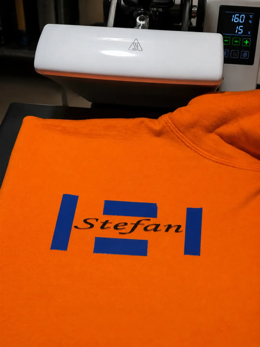 Individuelle Hoodie-Veredelung nach Kundenwunsch