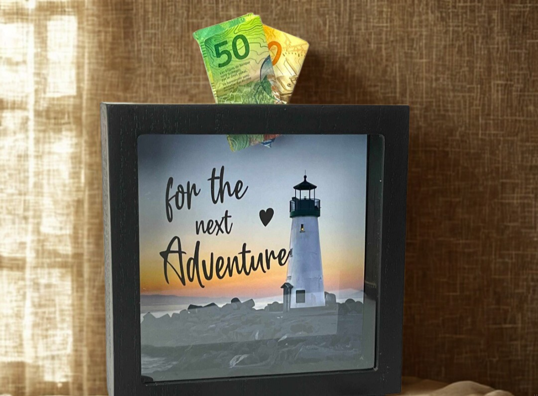 Spardose aus hellem Holzrahmen