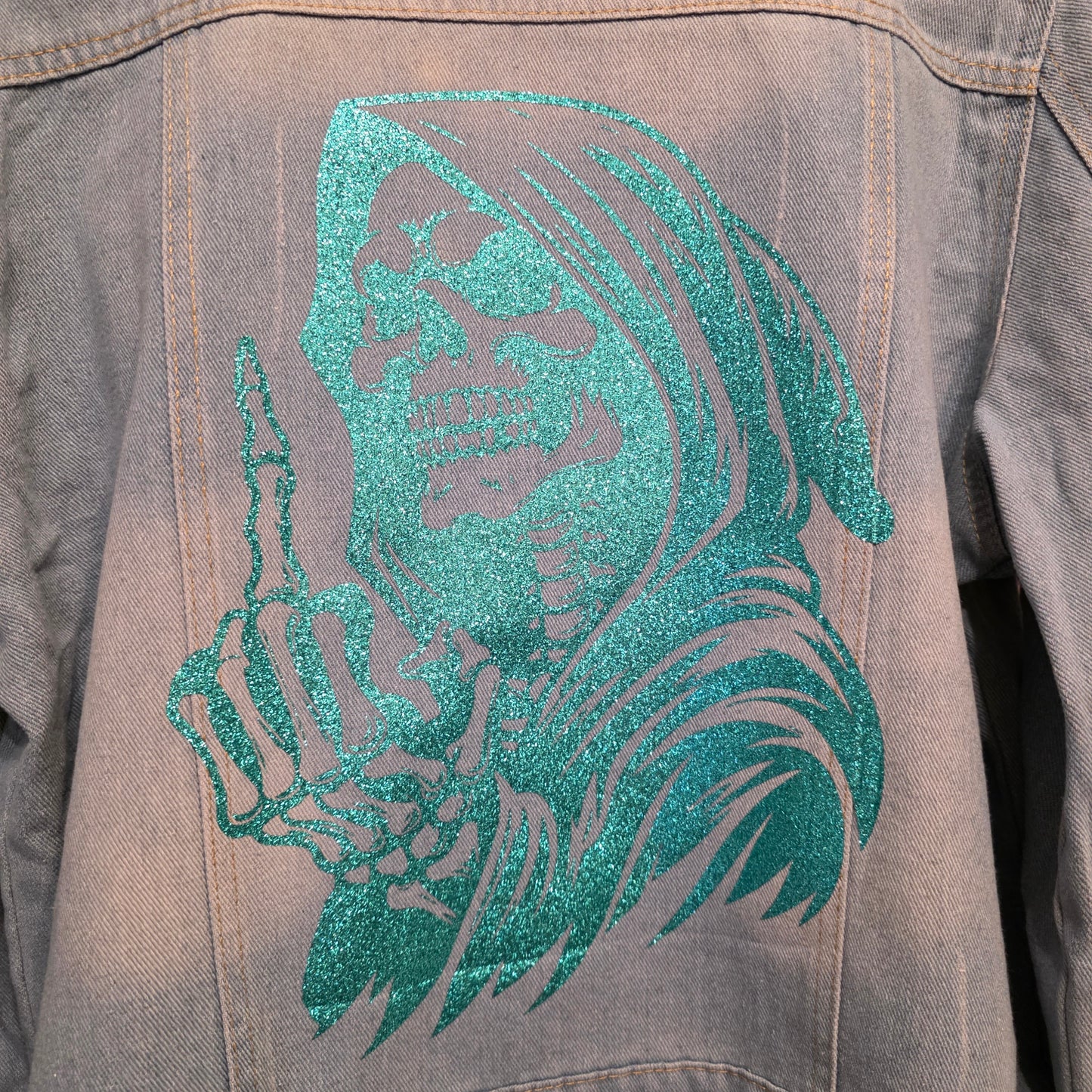 Jeansjacke Unikat – Glitzer Skelett „No Body Cares“ (XL)