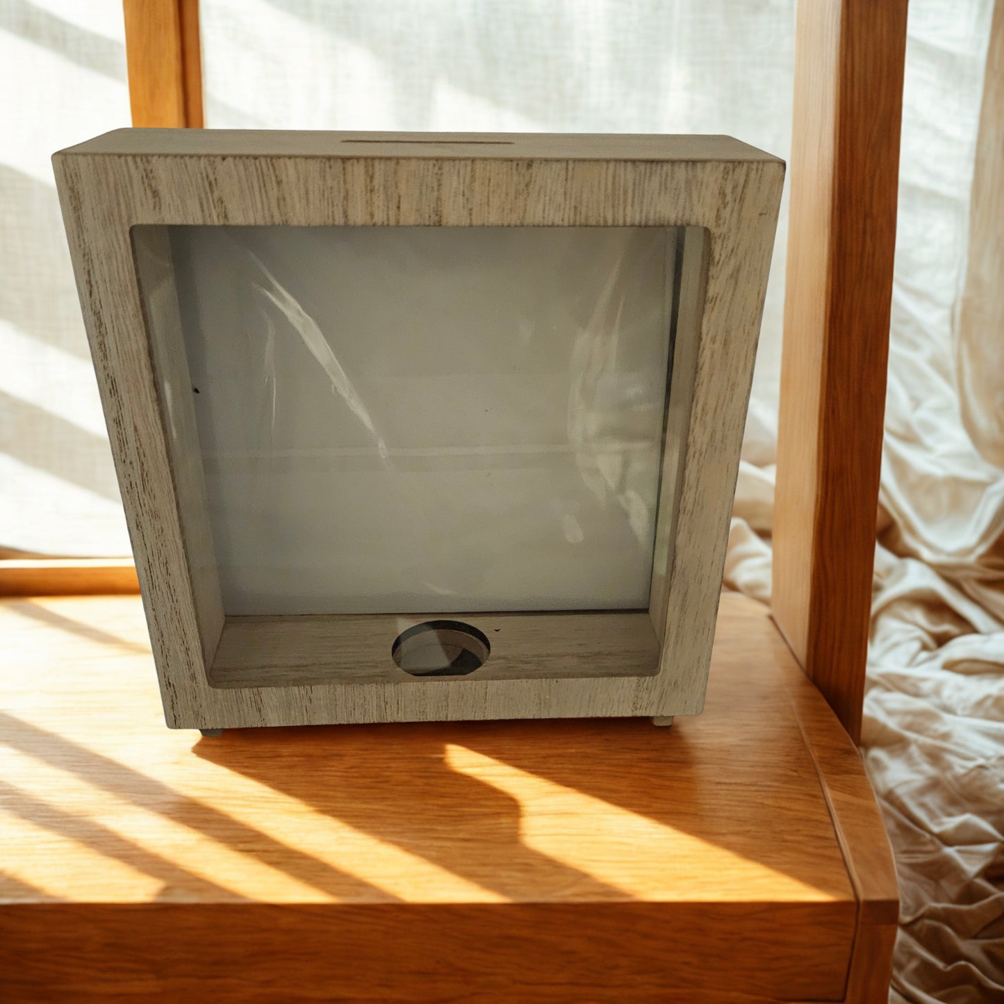 Spardose aus hellem Holzrahmen