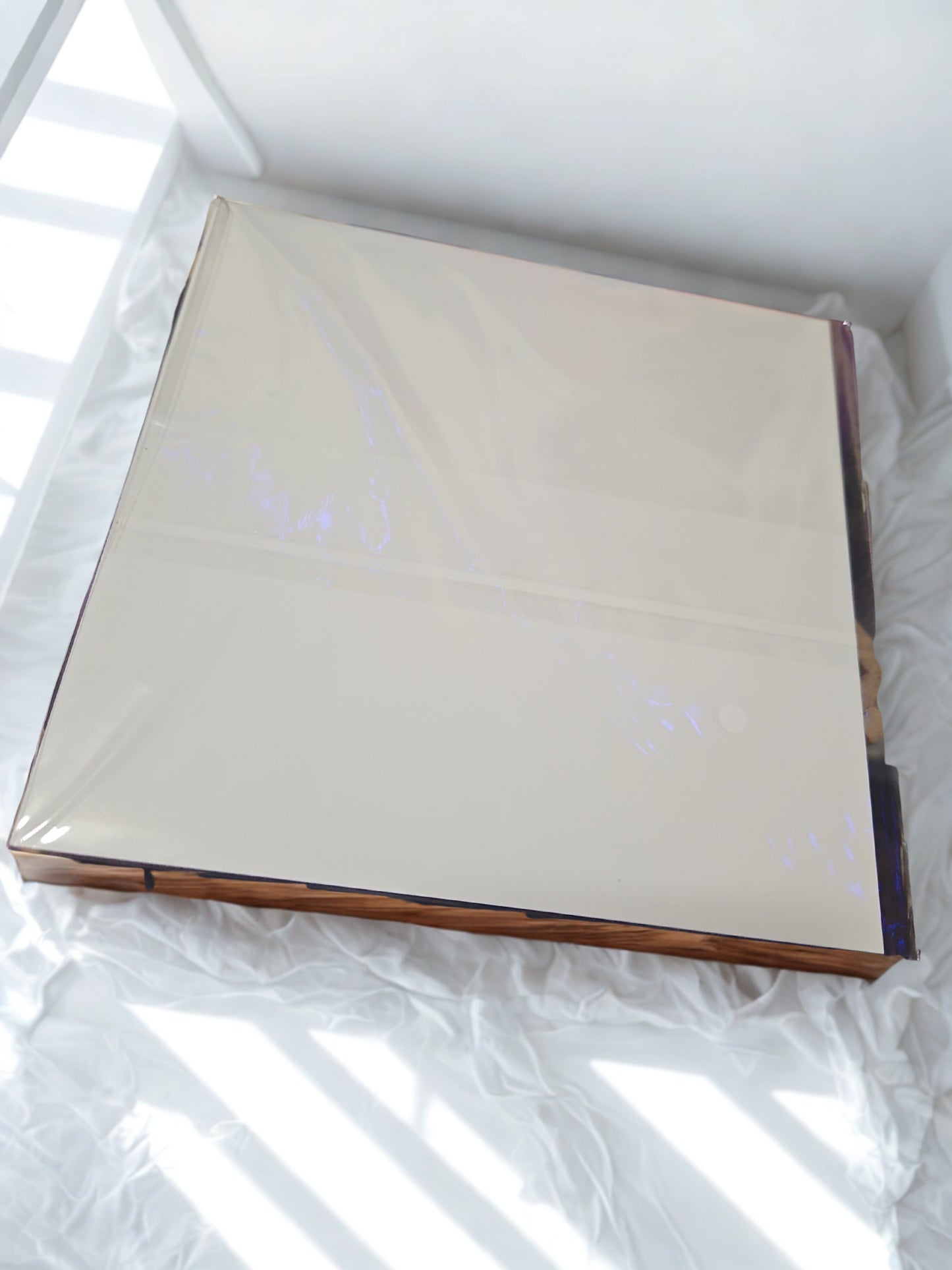 Spardose aus hellem Holzrahmen