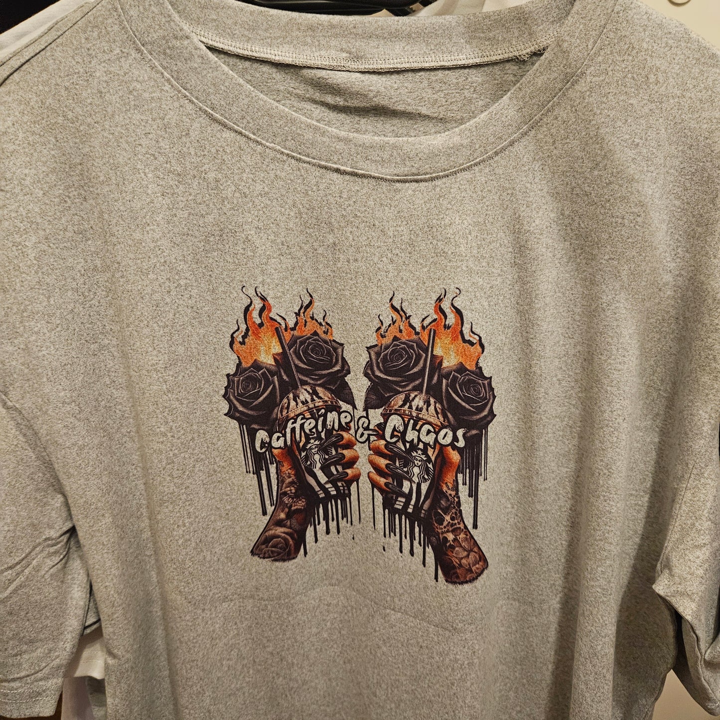 Caffeine & Chaos – Sublimations-T-Shirt (Größe M)