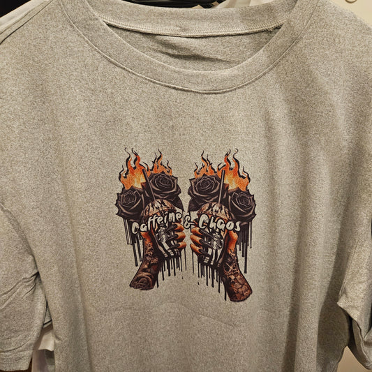 Caffeine & Chaos – Sublimations-T-Shirt (Größe M)
