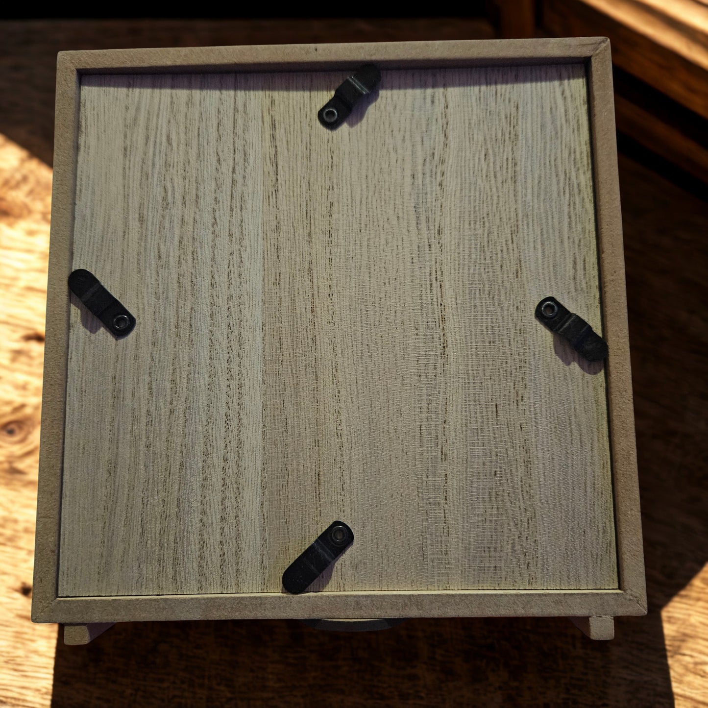 Spardose aus hellem Holzrahmen